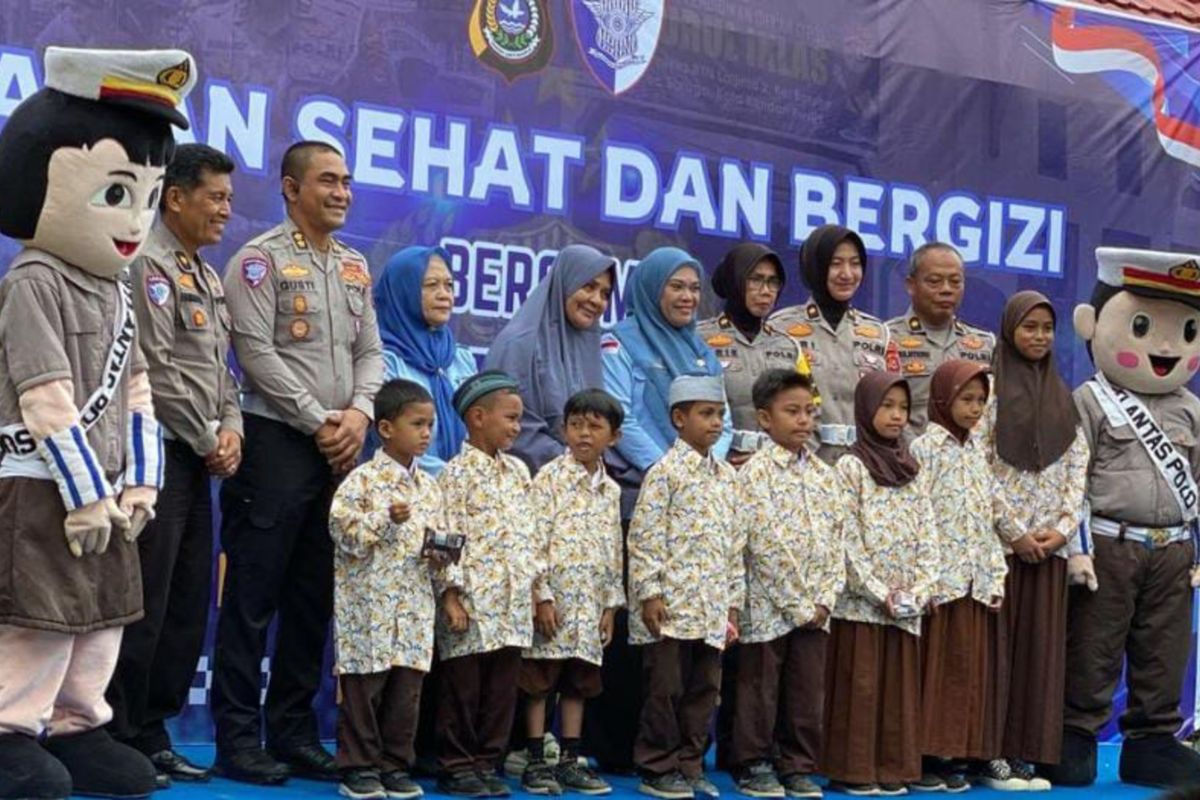 Dit Lantas Polda Sultra beri MBG ke ratusan siswa SD di Kendari