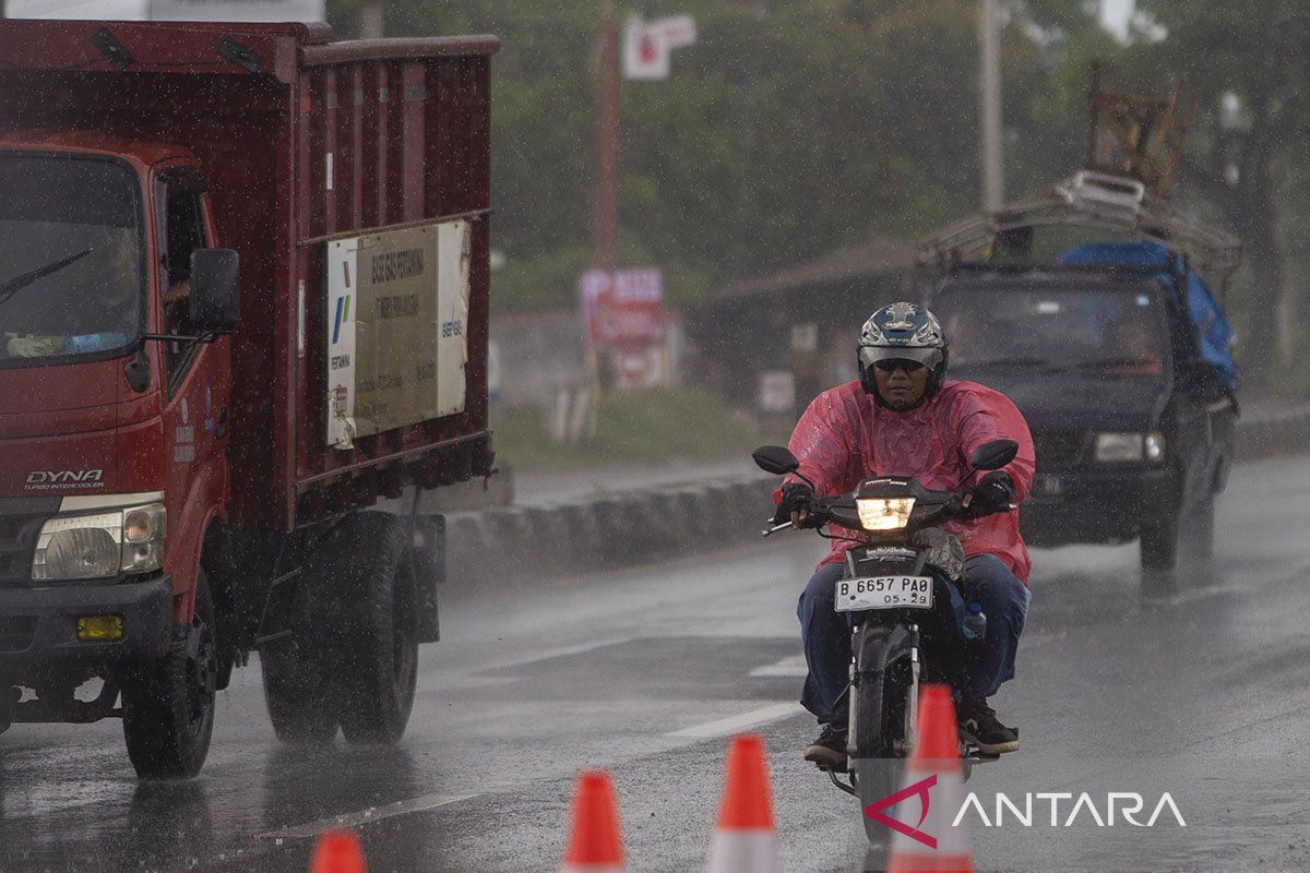 Waspada hujan ringan hingga lebat di Denpasar dan berbagai kota besar