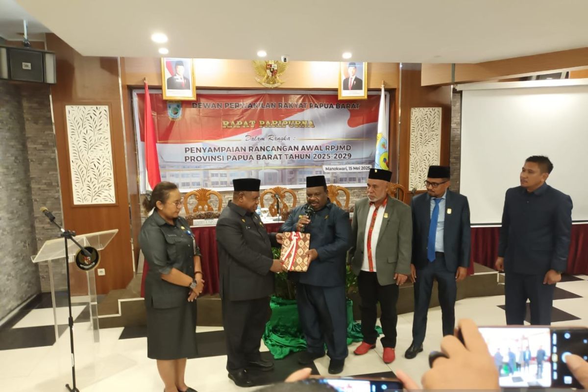 Pemprov Papua Barat serahkan rancangan RPJMD ke DPRP untuk dibahas