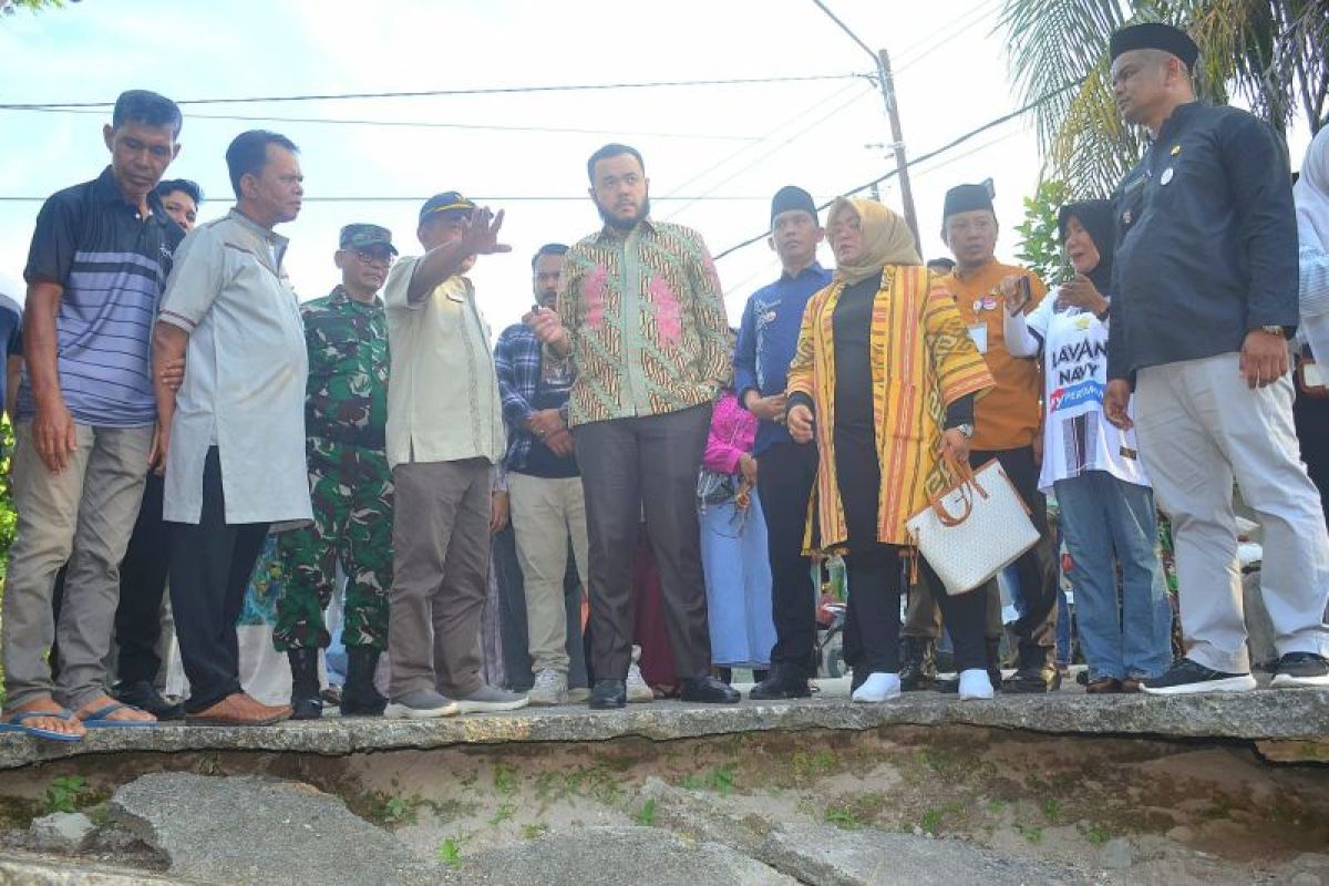Antisipasi banjir, Pemkot Padang keruk sungai di Lubeg