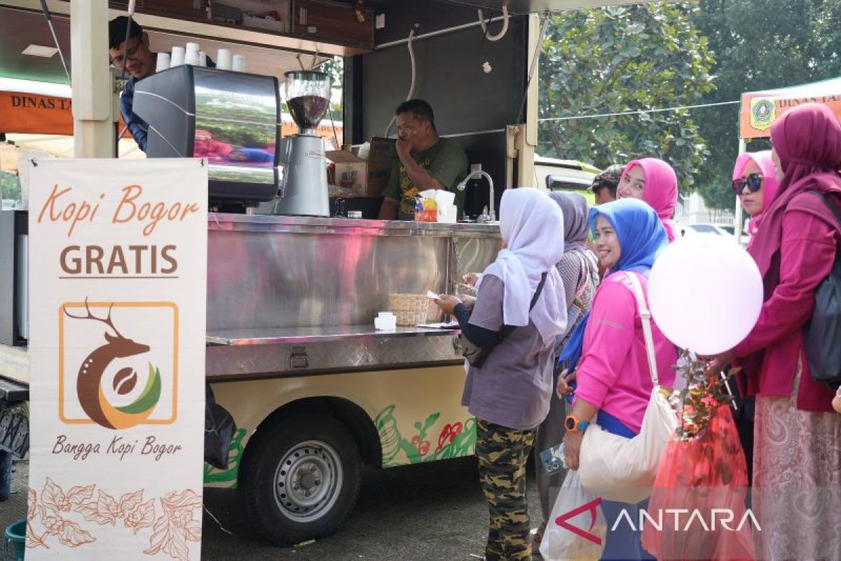 Pemkab Bogor perkenalkan kopi lokal pada mayarakat melalui pembagian kopi gratis