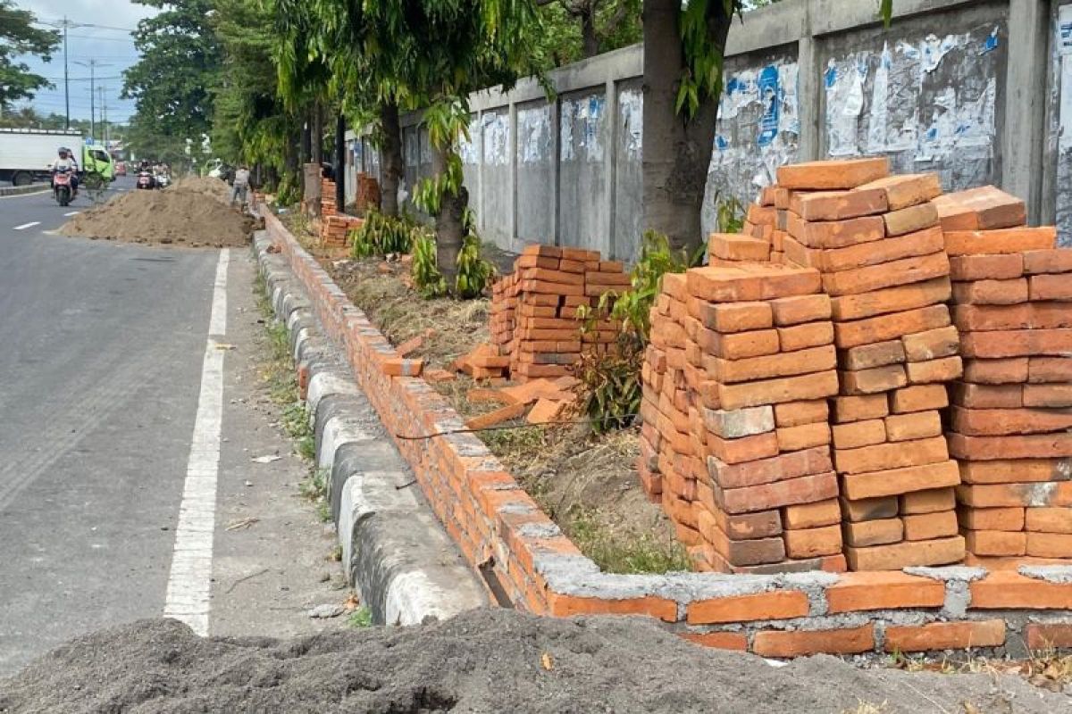 Taman bunga sepanjang jalan 1,4 kilometer dibangun di Mataram