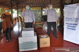 ASTRA TOL TANGERANG-MERAK SALURKAN BANTUAN VENTILATOR. Presdir PT Marga Mandalasakti Kris Ade Sudiyono (tengah) didampingi Direktur Teknik Rinaldi (kanan) berfoto bersama Kadis Kesehatan Provinsi Banten Ati Pramudji Hastuti (kiri) usai acara serah terima bantuan ventilator untuk RS Rujukan di Banten, di Serang, Kamis (17/9/2020). Astra Grup melalui program Nurani Astra menyalurkan bantuan 50 ventilator senilai Rp20,8 miliar untuk berbagai rumah sakit rujukan yang merawat pasien COVID-19 yang tersebar di 18 Provinsi di Indonesia sehingga total bantuan yang disalurkan ASTRA Grup mencapai Rp151,8 miliar untuk menanggulangi penyebaran COVID-19 di Indonesia. ANTARA FOTO/Asep Fathulrahman/BasANTARA FOTO/ASEP FATHULRAHMAN (ANTARA FOTO/ASEP FATHULRAHMAN)