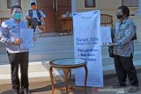 ASTRA TOL TANGERANG-MERAK SALURKAN BANTUAN VENTILATOR. Gubernur Banten Wahidin Halim (tengah) menyaksikan serah terima bantuan ventilator untuk rumah sakit rujukan oleh Presdir PT Marga Mandalasakti Kris Ade Sudiyono (kanan) kepada Sekda Provinsi Banten Al Muktabar (kiri) di Serang, Kamis (17/9/2020). Astra Grup melalui program Nurani Astra menyalurkan bantuan 50 ventilator senilai Rp20,8 miliar untuk berbagai rumah sakit rujukan yang merawat pasien COVID-19 yang tersebar di 18 Provinsi di Indonesia sehingga total bantuan yang disalurkan ASTRA Grup mencapai Rp151,8 miliar untuk menanggulangi penyebaran COVID-19 di Indonesia. ANTARA FOTO/Asep Fathulrahman/Bas