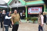 Ketua Bawaslu RI Rahmat Bagja (keempat kiri) berbincang dengan anggota Bawaslu Provinsi Jawa Timur saat meninjau pelaksanaan Pemungutan Suara Ulang (PSU) Pemilihan Bupati dan Wakil Bupati Magetan di TPS 004 Desa Kinandang, Bendo, Kabupaten Magetan, Jawa Timur, Sabtu (22/3/2025). Rahmat Bagja saat meninjau pelaksanaan PSU di Magetan bertemu komisioner KPU RI, Bawaslu Provinsi Jawa Timur, Bawaslu Magetan serta pejabat daerah yang memantau pelaksanaan PSU di empat TPS di daerah itu. Antara Jatim/Siswowidodo/um