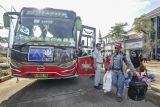 Pemudik bersiap menaiki bus saat mengikuti program mudik gratis Pemprov Jambi di Terminal Alam Barajo, Jambi, Senin (24/3/2025). Kegiatan yang difasilitasi Pemprov Jambi bersama Forum BUMN se-Provinsi Jambi itu diikuti 166 pemudik tujuan Sumatera Barat dan Jawa Tengah. ANTARA FOTO/Wahdi Septiawan/Spt.