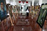 Pengunjung melihat lukisan yang dipajang dalam pameran bertajuk Project Exhibition di Gedung DPRD Kota Malang, Jawa Timur, Selasa (20/5/2025). Pameran dalam rangka hari Kebangkitan Nasional tersebut berlangsung hingga Minggu (25/5) dan menampilkan puluhan lukisan dari 16 seniman yang tergabung dalam Komunitas Malang Suko dengan mengangkat tema Mei Berseri. ANTARA Jatim/Ari Bowo Sucipto/mas.