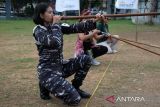 Peserta wanita mengikuti Lomba Menyumpit yang digelar dalam Pekan Gawai Dayak ke-39 di Rumah Radakng di Pontianak, Kalimantan Barat, Kamis (22/5/2025). Lomba ketangkasan menyumpit dengan jarak tembak 15 meter yang diikuti 89 peserta pria dan wanita dari berbagai sanggar budaya serta instansi pemerintah tersebut bertujuan melestarikan olahraga tradisional Suku Dayak. ANTARA FOTO/Jessica Wuysang