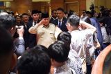 Ke Singapura Prabowo disambut siswa SD hingga mahasiswa Indonesia