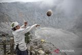 Seorang tokoh adat melakukan prosesi ngalung sesajen saat upacara adat Ngertakeun Bumi Lamba di Taman Wisata Alam (TWA) Gunung Tangkuban Parahu, Kabupaten Subang, Jawa Barat, Minggu (22/6/2025). Upacara adat sunda nusantara sabuana Ngertakeun Bumi Lamba ke-17 yang dihadiri oleh berbagai masyarakat adat, suku, ras, dan agama di Indonesia tersebut ditujukan untuk mengungkapkan rasa syukur kepada Tuhan yang Maha Esa karena telah menjadikan alam semesta yang menopang kehidupan. ANTARA FOTO/Abdan Syakura/agr