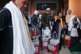 Jamaah haji dari kelompok terbang (kloter) 44 berjalan menuju gedung Muzdalifah setibanya di Asrama Haji Sukolilo Surabaya, Surabaya, Jawa Timur, Rabu (25/6/2025). Sebanyak 380 jamaah haji kloter 44 dari Kabupaten Banyuwangi yang dijadwalkan tiba di Surabaya pada 24 Juni 2025 itu telah tiba di Surabaya usai penerbangannya sempat tertunda karena faktor keamanan. Antara Jatim/Didik Suhartono/um