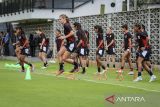 Pesepak bola Timnas Putri Indonesia melakukan pemanasan saat sesi latihan di Dewa United Arena, Kabupaten Tangerang, Banten, Rabu (25/6/2025). Latihan tersebut sebagai persiapan menjelang laga kualifikasi Piala Asia Wanita 2026 yang akan diselenggarakan pada Minggu (29/6) di Stadion Indomilk Arena. ANTARA FOTO/Putra M. Akbar/gp