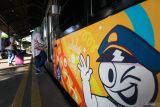 Penumpang memasuki gerbong kereta api di Stasiun Surabaya Gubeng, Surabaya, Jawa Timur, Jumat (27/6/2025). PT Kereta Api Indonesia (KAI) Daop 8 Surabaya mencatat hingga pukul 10.00 WIB hari Jumat (27/6) sebanyak 23.049 penumpang naik dan 22.485 turun di berbagai stasiun di wilayah kerjanya, dan untuk melayani penumpang selama libur panjang Tahun Baru Islam pihaknya mengoperasikan 58 kereta api jarak jauh setiap harinya, yang terdiri dari 52 kereta reguler dan 6 kereta tambahan dengan kapasitas tempat duduk sebanyak 29.200 kursi setiap harinya. Antara Jatim/Didik Suhartono/um