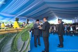 Prabowo beri tumpeng ke polisi berprestasi bangun sekolah untuk anak pemulung