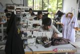 Pekerja menyelesaikan pembuatan seragam sekolah di rumah produksi Rhamala, Kota Serang, Banten, Selasa (1/7/2025). Kementerian Perindustrian menyatakan revisi aturan impor dalam Peraturan Menteri Perdagangan (Permendag) 8 Tahun 2024 memberikan dampak positif ke industri tekstil, pakaian jadi, serta aksesori pakaian jadi dalam negeri, di mana dalam aturan baru itu kebutuhan dan permintaan sektor tersebut dihitung dan dibatasi melalui larangan dan/atau pembatasan (lartas) sehingga produk impor yang masuk bisa dikendalikan. ANTARA FOTO/Angga Budhiyanto/gp