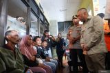 Menteri Perhubungan Dudy Purwagandhi (kanan) bersama Kapolda Jawa Timur Irjen Pol Nanang Avianto (kedua kiri) menemui keluarga korban untuk menyerahkan jenazah korban tenggelamnya KMP Tunu Pratama Jaya di Pelabuhan Ketapang, Banyuwangi, Jawa Timur, Kamis (3/7/2025). Sebanyak 6 korban meninggal dunia yang ditemukan Tim SAR gabungan telah diserahkan kepada pihak keluarga dan selanjutnya pencarian korban yang belum diketemukan akan dilanjutkan esok hari. Antara Jatim/Budi Candra Setya/um