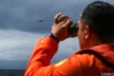 Helikopter Basarnas melaksanakan pencarian korban tenggelamnya KMP Tunu Pratama Jaya di Perairan Selat Bali, Jembrana, Bali, Jumat (4/7/2025). Hingga saat ini Tim SAR gabungan telah menemukan sebanyak 30 korban selamat dan 6 korban meninggal sedangkan 29 orang masih dalam pencarian. ANTARA FOTO/Budi Candra Setya/wsj.