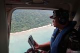 Komandan Komando Resort Militer 083 Baladhika Jaya Kolonel Inf Kohir memantau dari Helikopter pada operasi SAR pencarian korban tenggelamnya KMP Tunu Pratama Jaya di Banyuwangi, Jawa Timur, Sabtu (5/7/2025). Penyisiran udara untuk mencari korban yang belum diketemukan itu difokuskan memantau pesisir Pantai terutama di Taman Nasional Alas Purwo yang tidak berpenghuni. ANTARA Jatim/Budi Candra Setya/mas.
