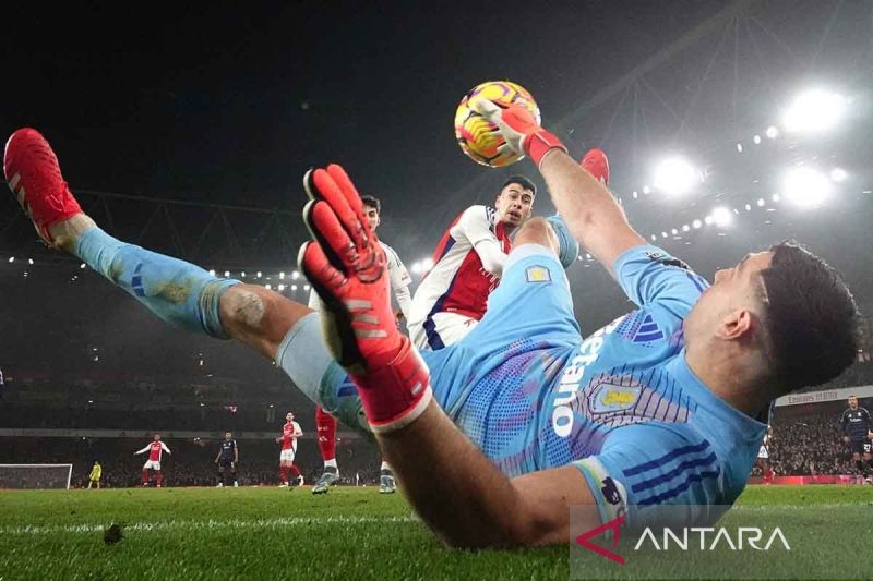 Barcelona pertimbangkan datangkan Emiliano Martinez